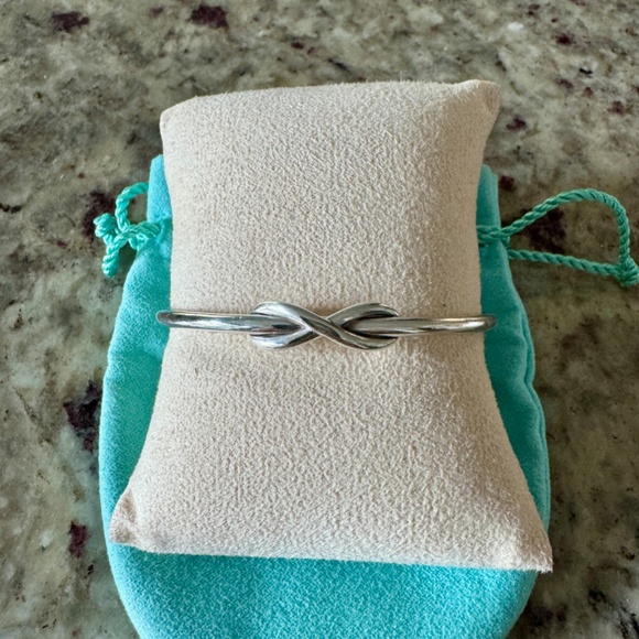 Authentic Tiffany & Co. Sterling Silver Infinity Cuff Knot Bracelet Medium - Picture 4 of 9